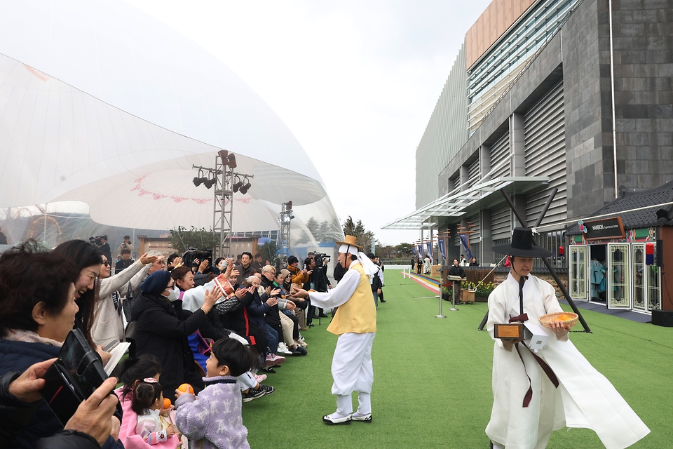 APEC 2025 KOREA SOM1(고위관리회의)이 열린 7일, 경북 경주시 보문단지 경주컨변션센터 야외에 마련된 투명 돔 공연장에서 전통 공연이 펼쳐지고 있다.