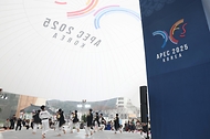 APEC 2025 KOREA SOM1(고위관리회의)이 열린 7일, 경북 경주시 보문단지 경주컨변션센터 야외에 마련된 투명 돔 공연장에서 태권도 공연이 펼쳐지고 있다.