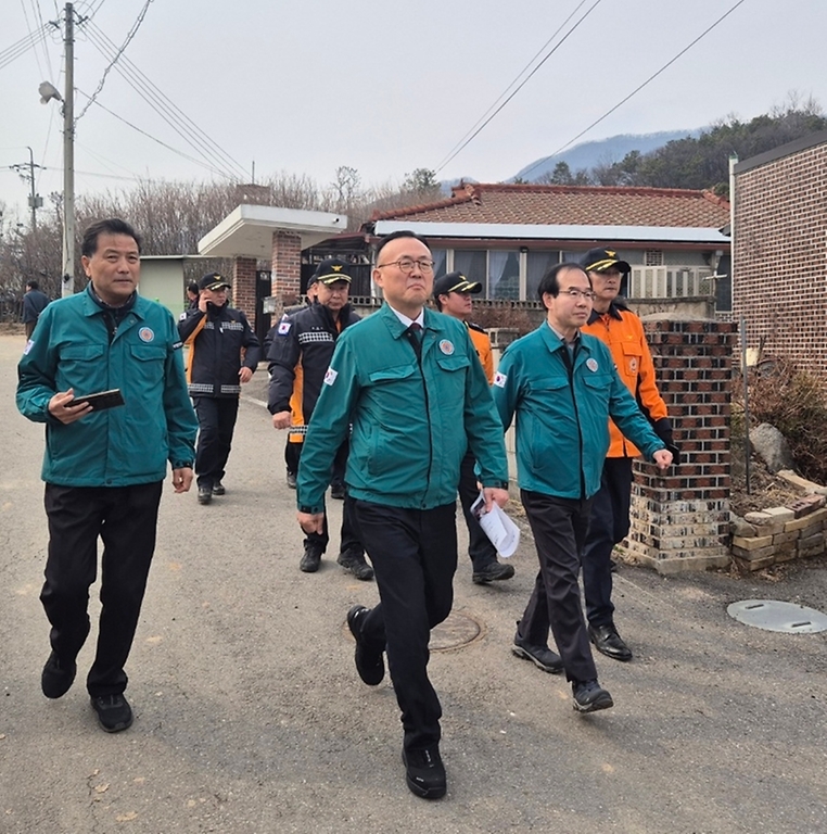 이한경 행안부 재난안전관리본부장이 7일 경기도 포천시 이동면 노곡리 공군 전투기 폭탄 오발 사고 현장을 둘러보고 있다.