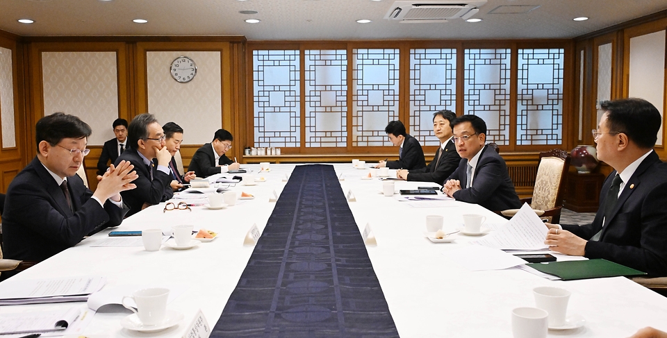 최상목 대통령 권한대행 부총리 겸 기재부 장관이 3월 10일 오전 서울 종로구 정부서울청사에서 열린 '대외경제현안간담회'를 주재하고 있다.