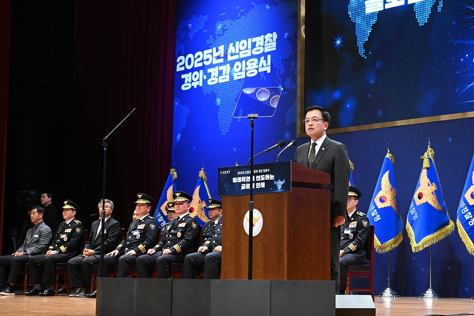 최상목 대통령 권한대행 부총리 겸 기획재정부 장관이 3월 13일 오후 경찰대학에서 열린 '2025년 신임경찰 경위·경감 임용식'에 참석, 축사를 하고 있다.