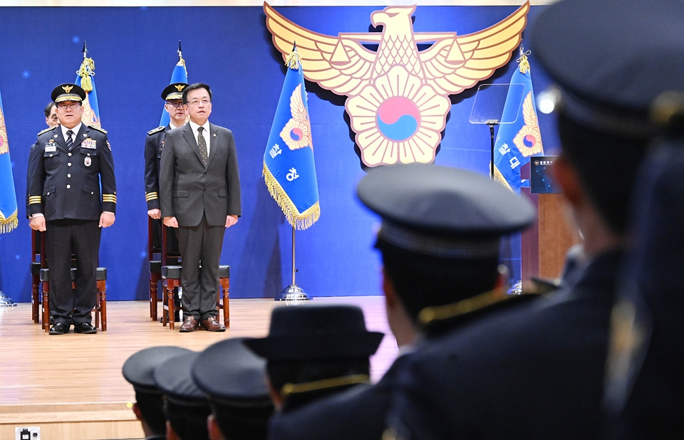 최상목 대통령 권한대행 부총리 겸 기획재정부 장관이 3월 13일 오후 경찰대학에서 열린 '2025년 신임경찰 경위·경감 임용식'에 참석, 참석자들과 함께 애국가를 제창하고 있다.