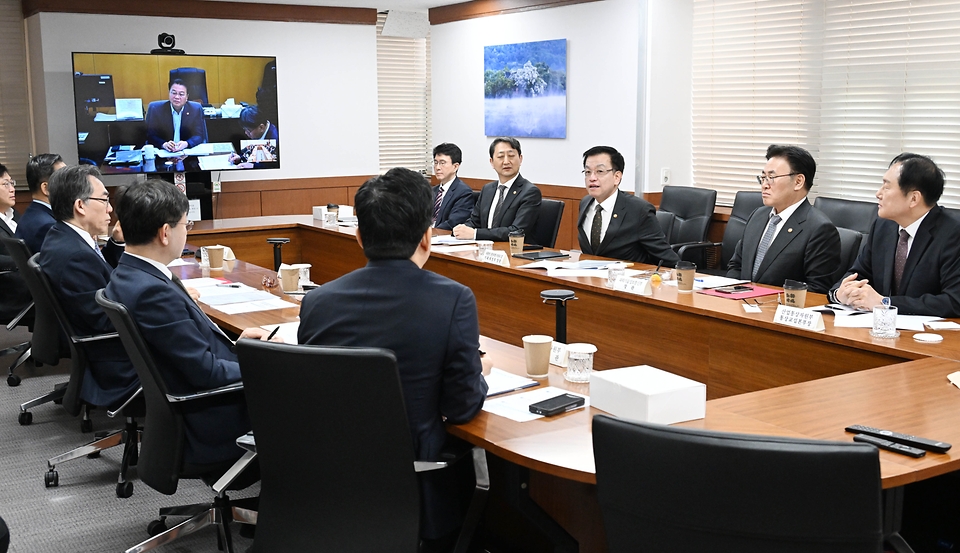 최상목 대통령 권한대행 부총리 겸 기획재정부 장관이 3월 13일 오전 서울 종로구 정부서울청사에서 열린 '대외경제현안간담회'를 주재하고 있다.