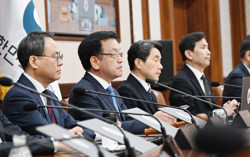 최상목 대통령 권한대행 부총리 겸 기획재정부 장관이 3월 14일 오전 서울 종로구 정부서울청사에서 열린 '제11회 국무회의'를 주재, 모두발언을 하고 있다.