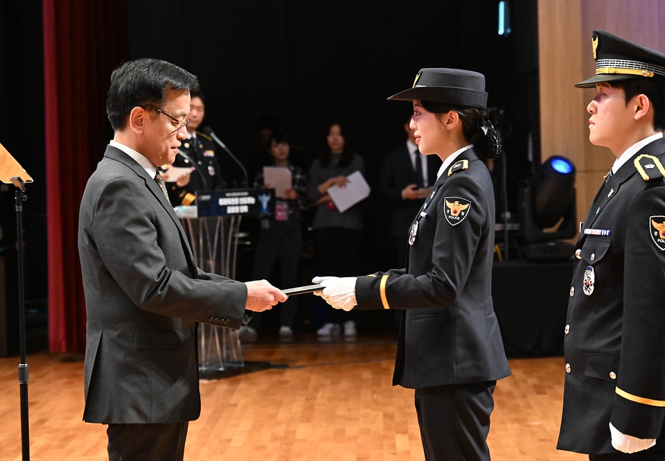 최상목 대통령 권한대행 부총리 겸 기획재정부 장관이 3월 13일 오후 경찰대학에서 열린 '2025년 신임경찰 경위·경감 임용식'에 참석, 경찰헌장문을 전달받고 있다.