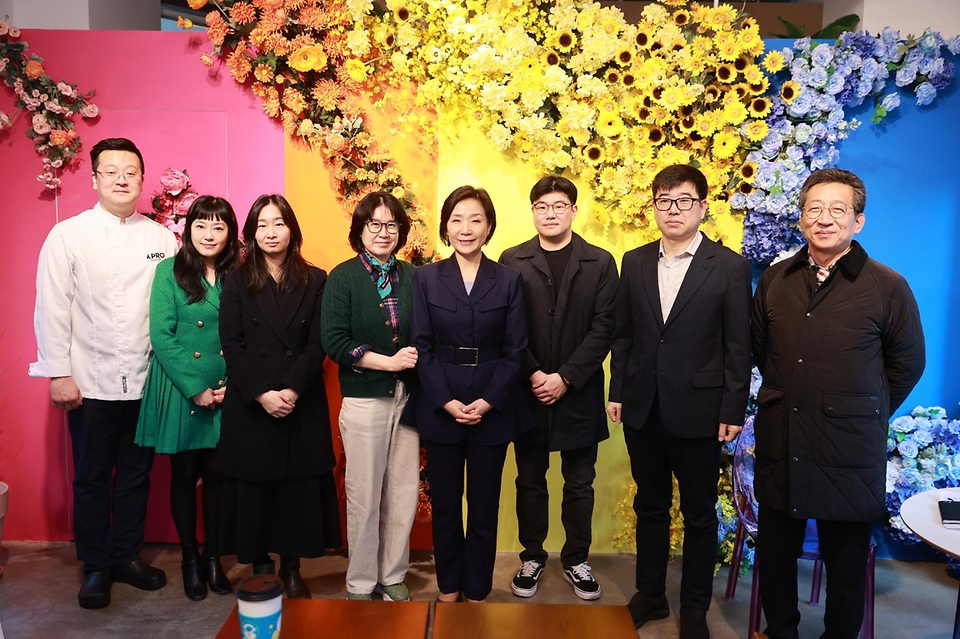 오영주 중기부 장관은 10일(월) 인천 연수구에 위치한 아트포레 판매시설 골목형 상점가를 방문하여 골목형 상점가 운영 현황을 점검하고 상인들의 민생현안을 청취했다.