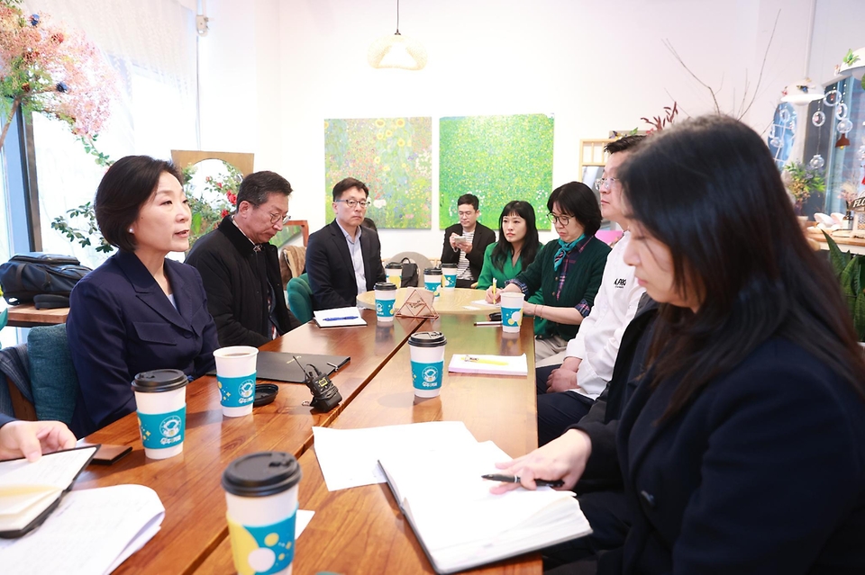 오영주 중기부 장관은 10일(월) 인천 연수구에 위치한 아트포레 판매시설 골목형 상점가를 방문하여 골목형 상점가 운영 현황을 점검하고 상인들의 민생현안을 청취했다.