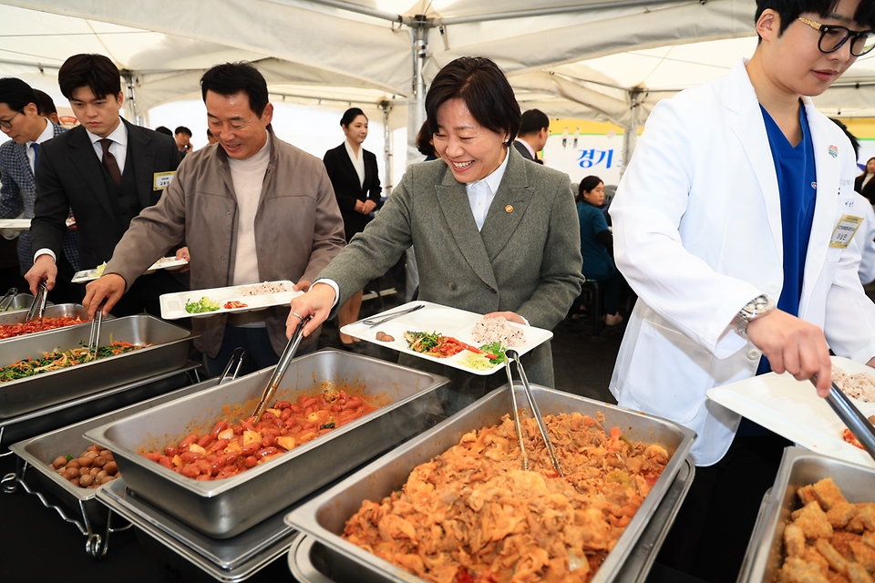 송미령 농식품부 장관은 3월 18일(화) 경기도 포천시를 찾아 농촌 왕진버스 진료 현장을 둘러보고, 의료진과 지역 주민들, 관계자 등과 함께 농촌의 의료 여건 개선 등을 논의하는 자리를 가졌습니다.