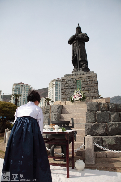 진해군항제 기간(4.1~10)동안 진행되는 이충무공 헌다·헌화 행사에서 (사)한국다도협회진해지부 회원이 이충무공 동상에 헌화를 하고 있다. 