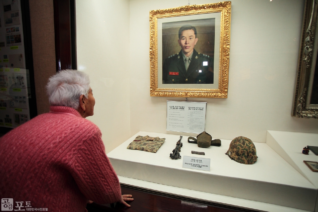월남전에서 '해풍작전'수행 중 부하를 구하려다 적 수류탄을 덮고 전사한 이인호 소령의 영정을 관람하는 할머니.