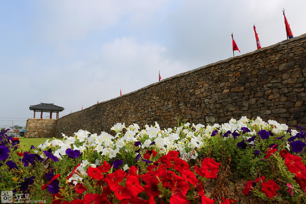 고창읍성, 낙안읍성과 함께 조선시대의 대표적인 읍성인 해미읍성은 조선시대 서해안 방어를 담당한 군사요충지로 1578년에는 이순신 장군이 병사영의 군관으로 근무하기도 했다.
