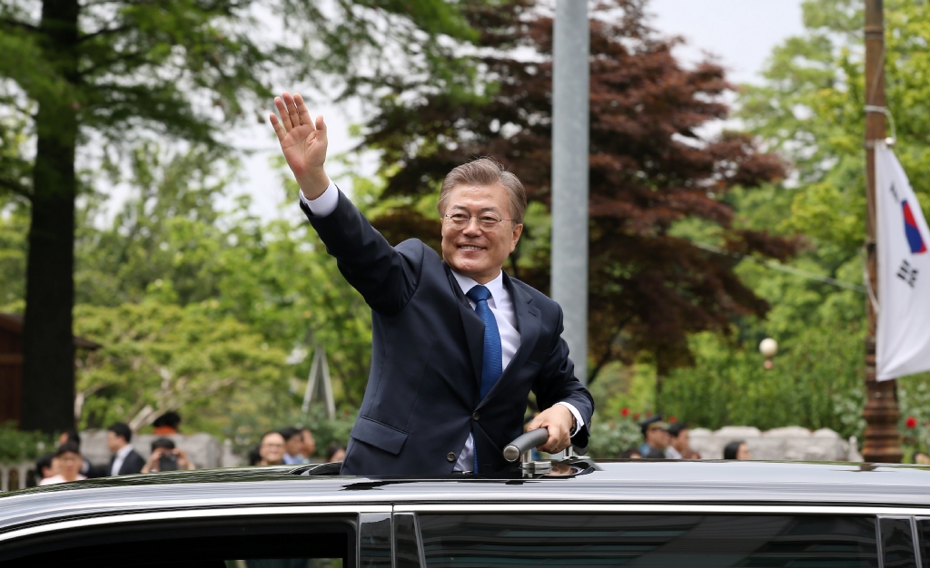 국회에서 취임선서를 마친 문재인 대통령이 청와대로 향하며 시민들을 향해 손을 흔들고 있다.