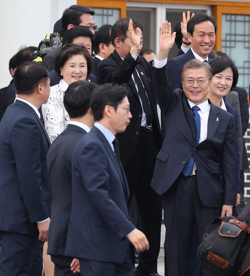 10일 오전 서울 동작구 국립현충원에서 참배를 마치고 나온 문재인 대통령이 시민들을 향해 손을 들어 인사하고 있다. 