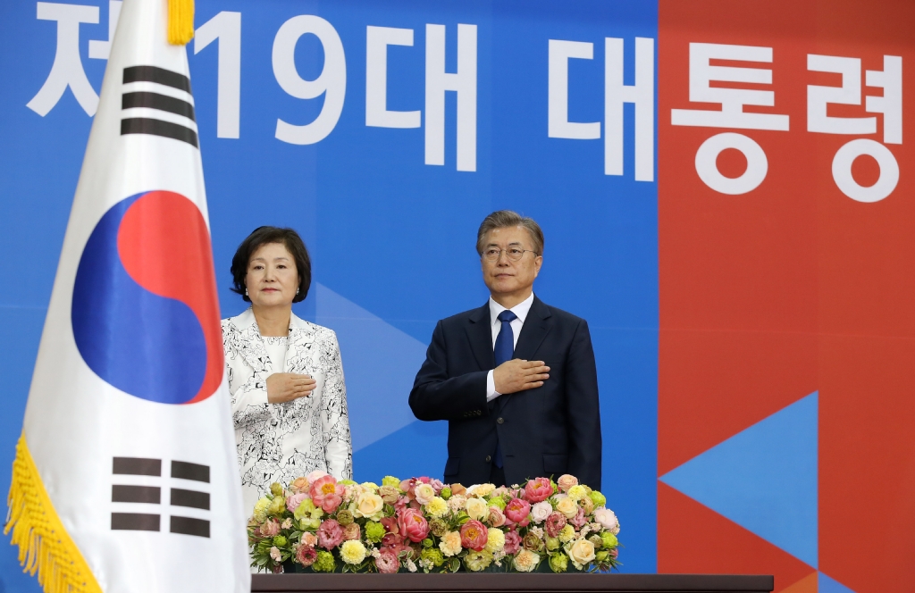 문재인 대통령과 영부인 김정숙 여사가 10일 서울 여의도 국회에서 열린 제19대 대통령 취임선서 행사에서 국민의례를 하고 있다.