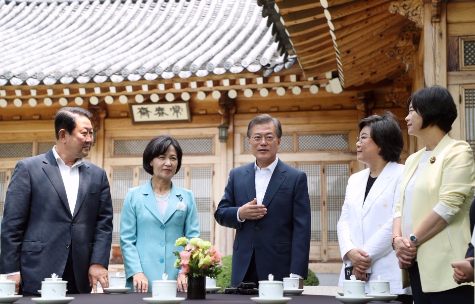 문재인 대통령이 7월 19일 정상외교 성과 설명을 위해 여야 정당 대표를 청와대로 초청해 상춘재 앞에서 차담회를 하고 있다. 