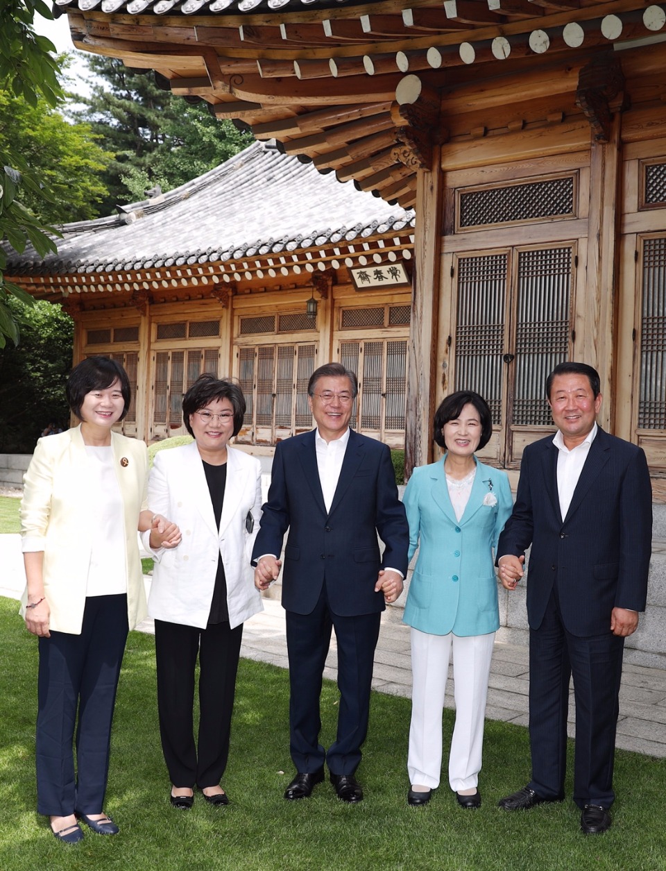 문재인 대통령이 7월 19일 정상외교 성과 설명을 위해 여야 정당 대표를 청와대로 초청해 상춘재 앞에서 기념촬영을 하고 있다.