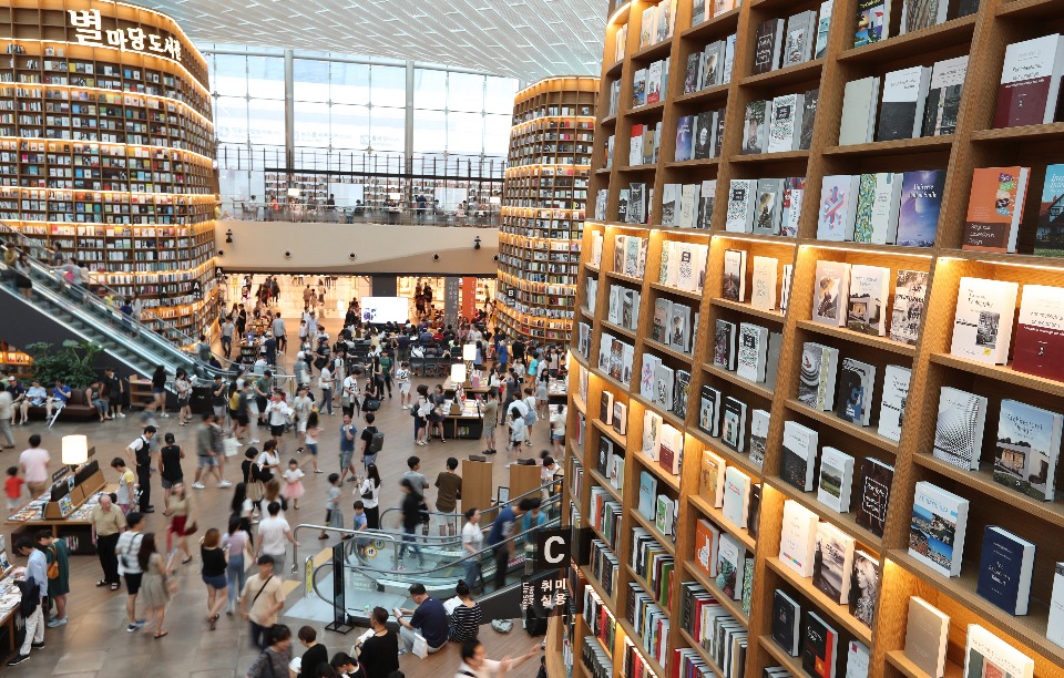 서울을 포함한 경기도와 일부 강원영서에 호우특보 발효 중인 7월 23일, 주말을 맞아 서울 강남구 코엑스몰 내  '별마당도서관'을 찾은 시민들이 다양한 책을 보며 장마비로 후텁지근하고 습한 날씨를 잠시 잊고 있다.