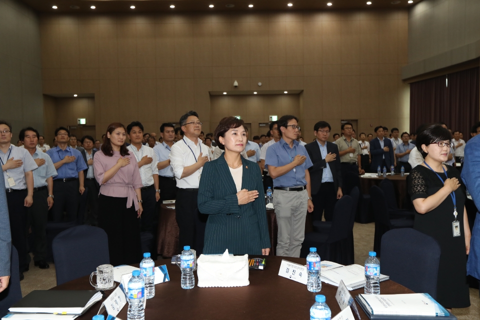 7월 24일 국토교통부는 새 정부 국정철학과 우리 부 정책과제 공유를 위해  2017년도 국토교통부 제3차 워크숍을 진행하고 있다.