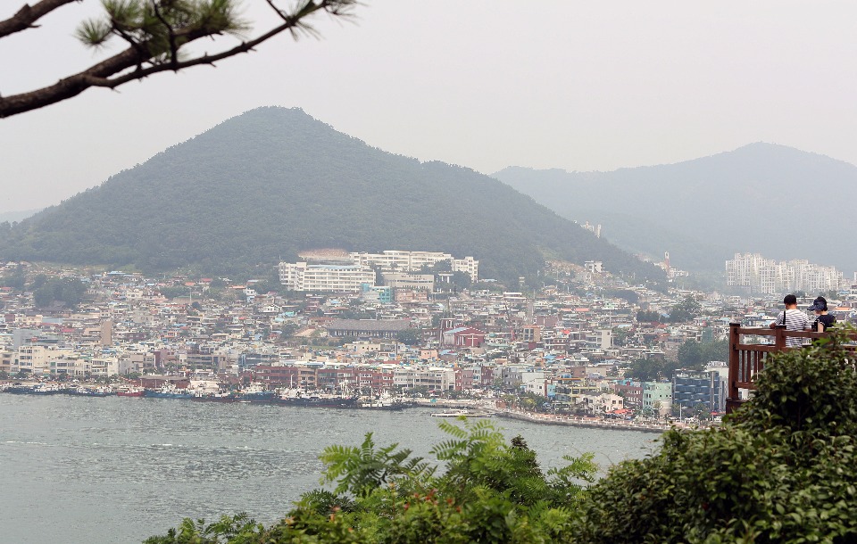 장마전선이 남하하면서 전남 여수도 폭염경보에서 폭염주의보로 한 단계 낮춰진 25일, 구름으로 날씨는 흐리지만 돌산공원에서 본 여수 앞바다와 중앙동과 교동의 집들이 아기자기 하다.