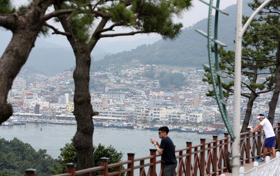 장마전선이 남하하면서 전남 여수도 폭염경보에서 폭염주의보로 한 단계 낮춰진 25일, 구름으로 날씨는 흐리지만 돌산공원에서 본 여수 앞바다와 중앙동과 교동의 집들이 아기자기 하다.