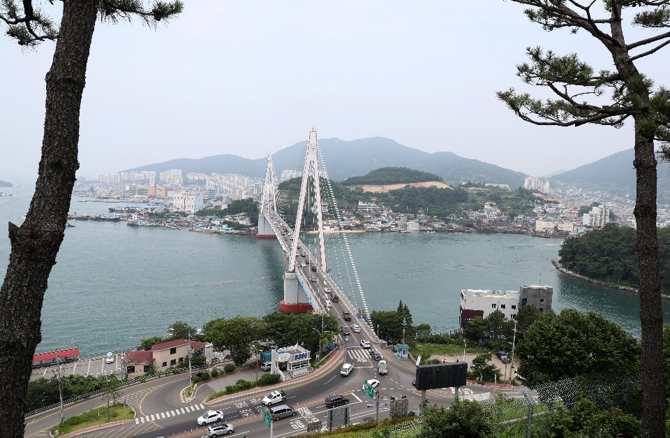 장마전선이 남하하면서 전남 여수도 폭염경보에서 폭염주의보로 한 단계 낮춰진 25일, 구름으로 날씨는 흐리지만 돌산공원에서 본 여수 앞바다와 중앙동과 교동의 집들이 아기자기 하다.