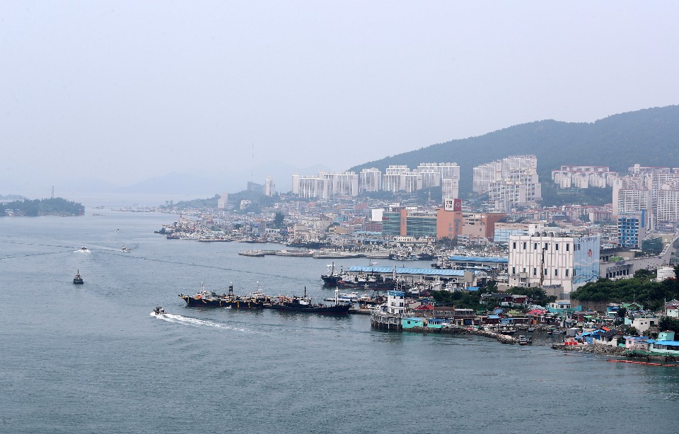 장마전선이 남하하면서 전남 여수도 폭염경보에서 폭염주의보로 한 단계 낮춰진 25일, 구름으로 날씨는 흐리지만 돌산공원에서 본 여수 앞바다와 중앙동과 교동의 집들이 아기자기 하다.