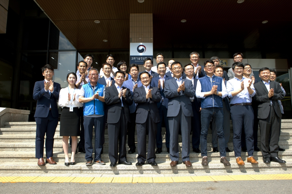 유영민 과학기술정보통신부 장관, 이진규 과학기술정보통신부 제1차관, 김용수 과학기술정보통신부 제2차관이 26일 오후 경기도 과천시 관문로 정부과천청사 5동 현관에서 과학기술정보통신부 현판제막을 하고 간부 및 직원들과 기념촬영을 했다.