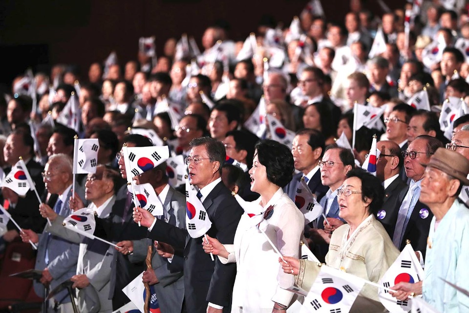 문재인 대통령과 김정숙 여사가 8월 15일 오전 서울 종로구 세종문화회관에서 열린 제72주년 광복절 경축식에서 광복절 노래를 제창하고 있다.