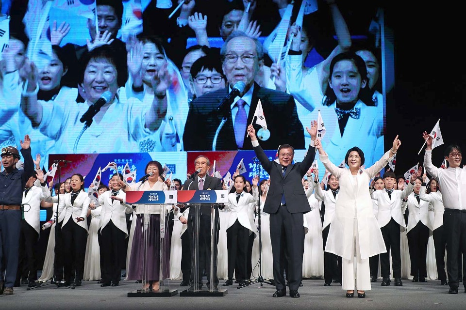 문재인 대통령과 김정숙 여사가 8월 15일 오전 서울 종로구 세종문화회관에서 열린 제72주년 광복절 경축식에서 만세삼창을 하고 있다.