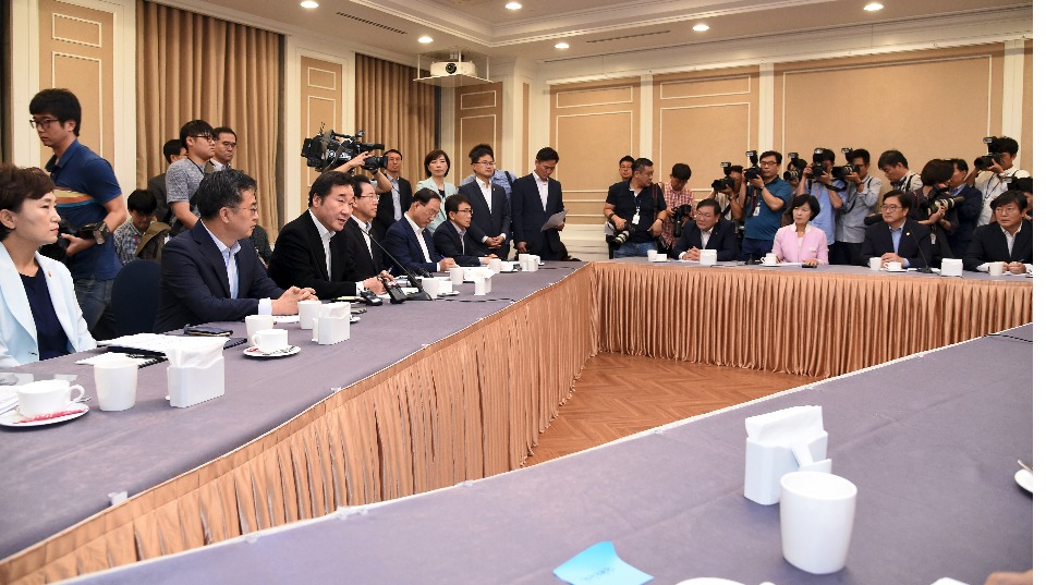 이낙연 국무총리가 8월 16일 오전 서울 여의도 국회 귀빈식당에서 열린 제2차 고위 당정협의회에서 인사말을 하고 있다.