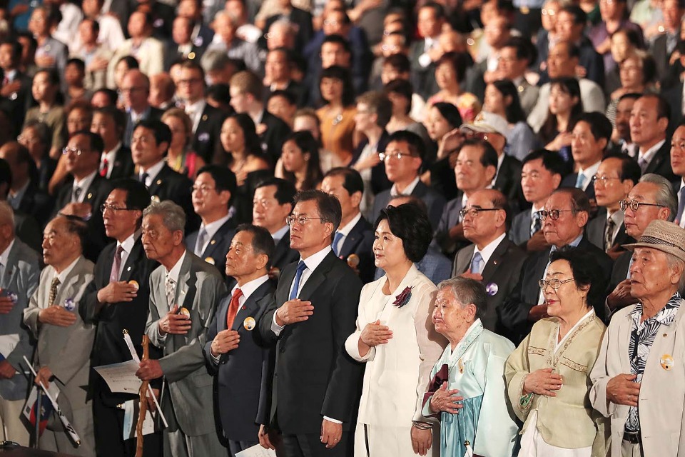 문재인 대통령이 8월 15일 오전 서울 종로구 세종문화회관에서 열린 제72주년 광복절 경축식에서 국기에 대한 경례를 하고 있다.