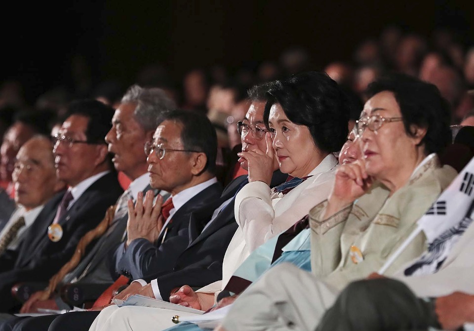 문재인 대통령의 부인 김정숙 여사가 8월 15일 오전 서울 종로구 세종문화회관에서 열린 제72주년 광복절 경축식에서 경축공연을 보고 있다.