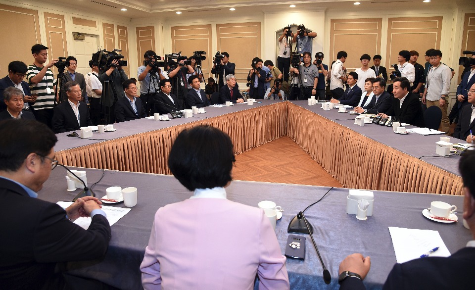 이낙연 국무총리가 8월 16일 오전 서울 여의도 국회 귀빈식당에서 열린 제2차 고위 당정협의회에서 인사말을 하고 있다.