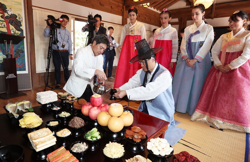 추석 연휴가 열흘 앞으로 다가온 9월 21일 오전 서울 남산 한옥마을에서 한국농수산식품유통공사(aT)에서 '추석 차례상 차리기' 시연행사가 열렸다. 이날 ‘전통주를 사랑하는 외국인 커뮤니티’모임의 외국분들과 전통식품문화관 관장이 차례 시연을 하고 있다.