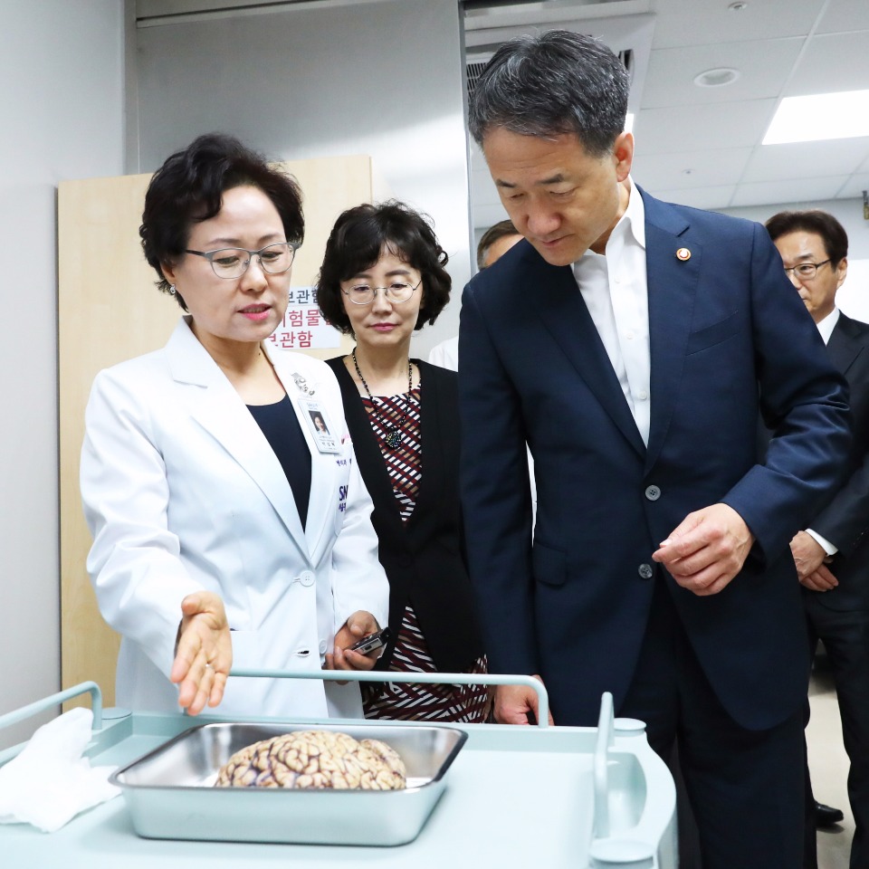 9월 20일 오전 종로구 서울대병원 의학연구혁신센터에서 열린 ‘국가 치매연구개발위원회 발족식‘에 앞서 박능후 보건복지부 장관이 인체자원은행에서 치매 환자의 뇌에 대해 설명을 듣고 있다.