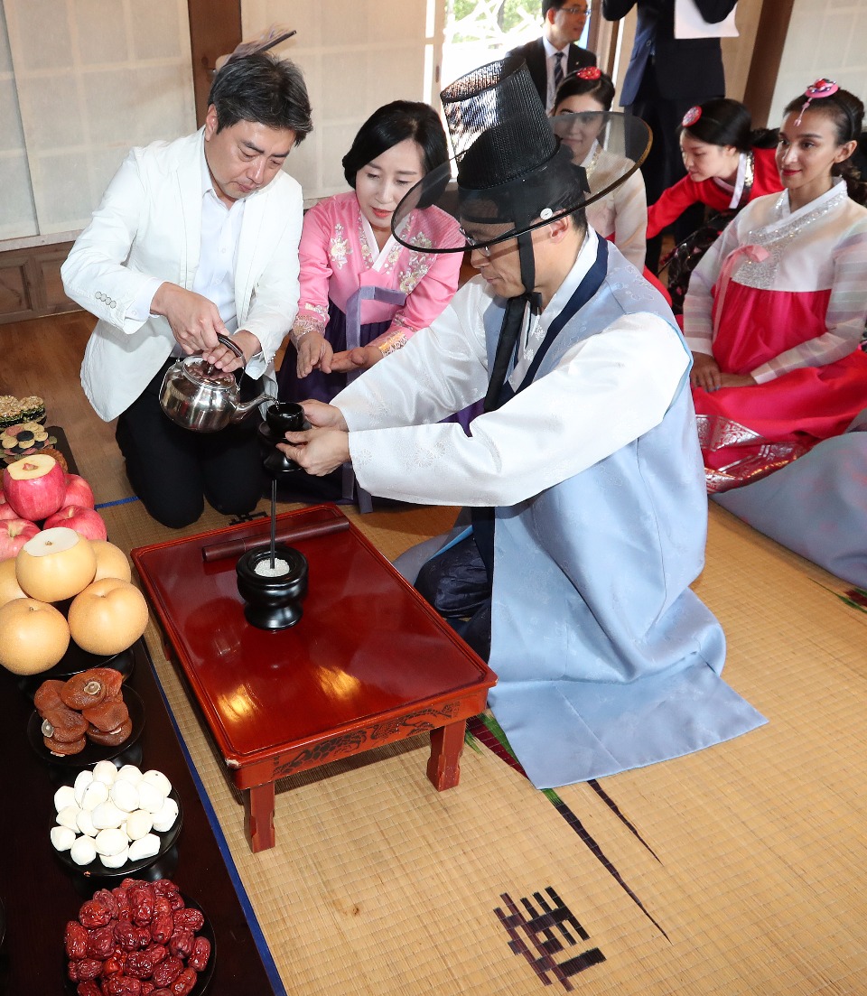 추석 연휴가 열흘 앞으로 다가온 9월 21일 오전 서울 남산 한옥마을에서 한국농수산식품유통공사(aT)에서 '추석 차례상 차리기' 시연행사가 열렸다. 이날 ‘전통주를 사랑하는 외국인 커뮤니티’모임의 외국분들과 전통식품문화관 관장이 차례 시연을 하고 있다.