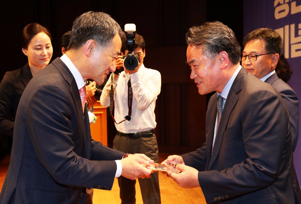 박능후 보건복지부 장관이 10월 10일 서울 종로구 교보빌딩 컨벤션홀에서 열린 '2017년 정신건강의 날 기념식'에 참석해 국민 정신건강과 복지 향상에 공헌한 기관 16개소 및 개인(39명)에 대한 보건복지부장관 표창을 수여하고 있다.