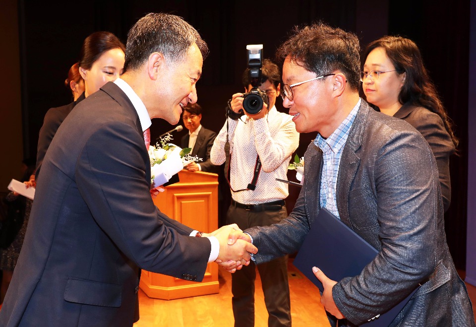 박능후 보건복지부 장관이 10월 10일 서울 종로구 교보빌딩 컨벤션홀에서 열린 '2017년 정신건강의 날 기념식'에 참석해 국민 정신건강과 복지 향상에 공헌한 기관 16개소 및 개인(39명)에 대한 보건복지부장관 표창을 수여하고 있다.