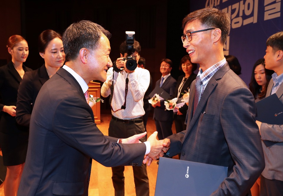 박능후 보건복지부 장관이 10월 10일 서울 종로구 교보빌딩 컨벤션홀에서 열린 '2017년 정신건강의 날 기념식'에 참석해 국민 정신건강과 복지 향상에 공헌한 기관 16개소 및 개인(39명)에 대한 보건복지부장관 표창을 수여하고 있다.