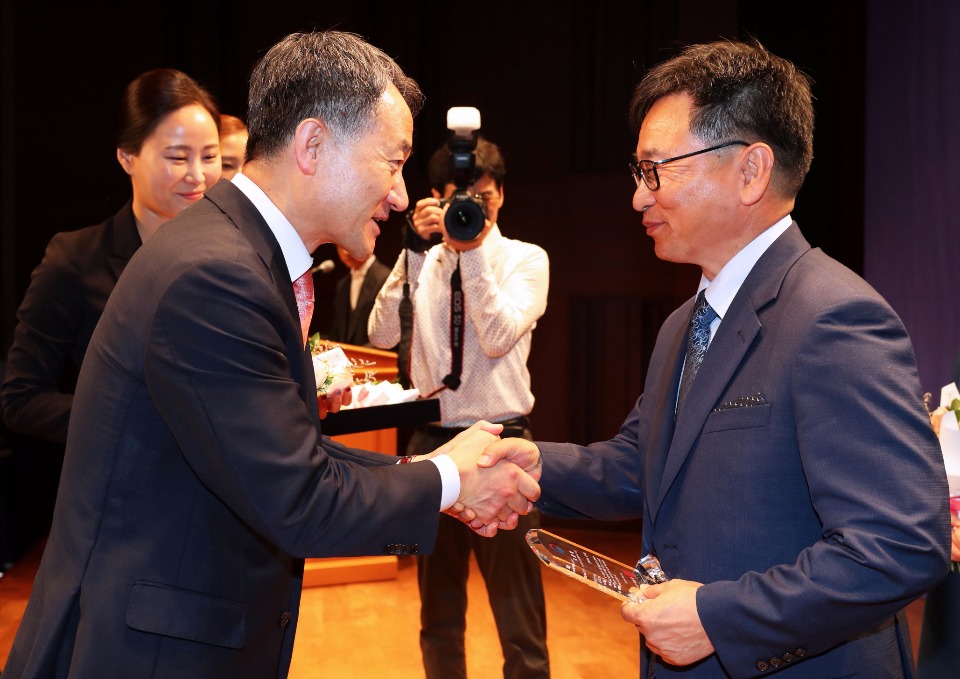 박능후 보건복지부 장관이 10월 10일 서울 종로구 교보빌딩 컨벤션홀에서 열린 '2017년 정신건강의 날 기념식'에 참석해 국민 정신건강과 복지 향상에 공헌한 기관 16개소 및 개인(39명)에 대한 보건복지부장관 표창을 수여하고 있다.