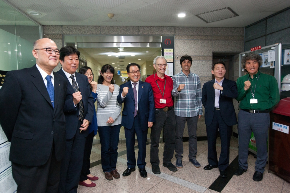 유영민 과학기술정보통신부 장관이 10월 16일 오후 서울 성북구 한국과학기술연구원(KIST)에서 '청년과학기술인과의 간담회'를 개최하여 정책현안에 대해 토론하고, 뇌과학연구소, 로봇미디어연구소를 들러보며 현장연구원들의 애로사항을 청취했다. 