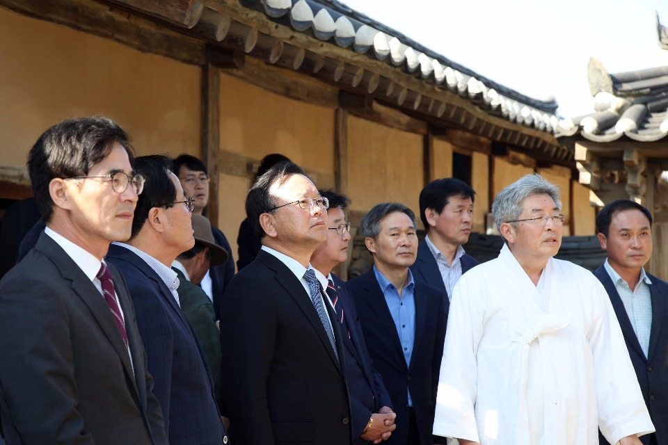 김부겸 행정안전부 장관이 10월 14일 오후 경북 안동 소재 하회마을을 방문하여 충효당(보물 제306호) 문화재를 둘러보고있다.