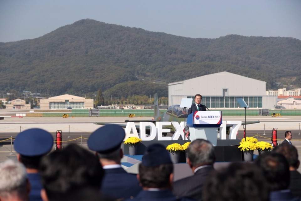 문재인 대통령이 10월 17일 오전 경기도 성남시 서울공항에서 열린 '서울 국제 항공우주 및 방위산업 전시회(서울 ADEX) 2017' 개막식에서 축사를 하고 있다.