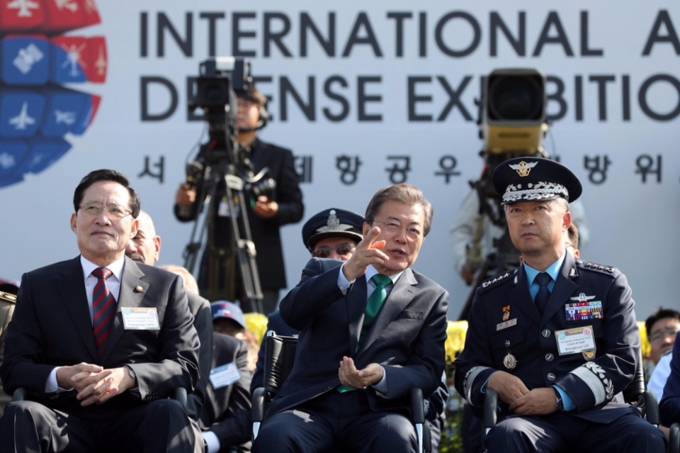 문재인 대통령이 10월 17일 오전 경기도 성남시 서울공항에서 열린 '서울 국제 항공우주 및 방위산업 전시회(서울 ADEX) 2017' 개막식에 참석해 수리온 헬기의 시범비행을 보며 이왕근 공군참모총장과 대화하고 있다.