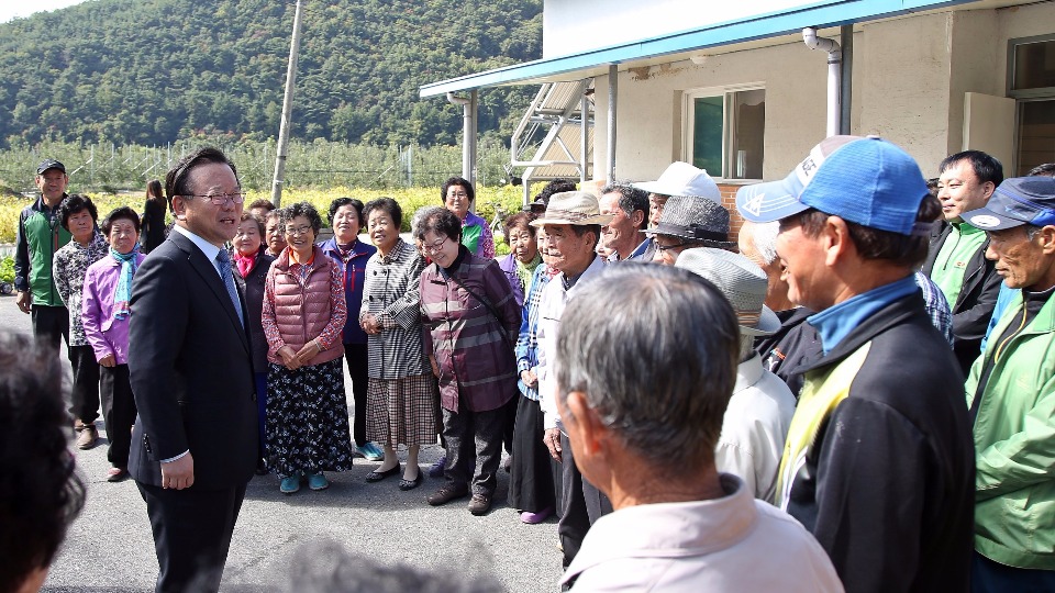 김부겸 행정안전부 장관이 10월 14일 오전 경북 안동 소재 묵계서원을 방문하고 지역 주민들과 함께 즐거운 간담회를 나누고있다.
