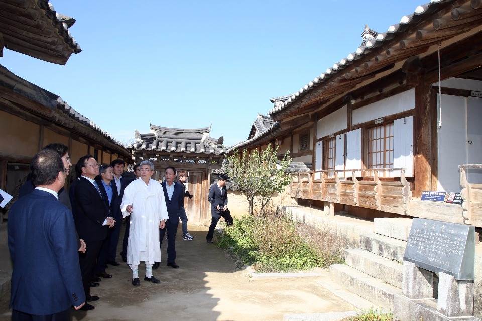 김부겸 행정안전부 장관이 10월 14일 오후 경북 안동 소재 하회마을을 방문하여 충효당(보물 제306호) 문화재를 둘러보고있다