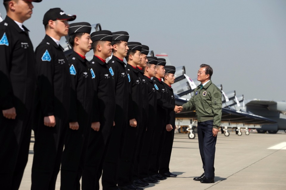 문재인 대통령이 10월 17일 오전 경기도 성남시 서울공항에서 열린 '서울 국제 항공우주 및 방위산업 전시회(서울 ADEX) 2017' 개막식에서 축하비행을 선보인 블랙이글스 조종사들을 격려하고 있다. 