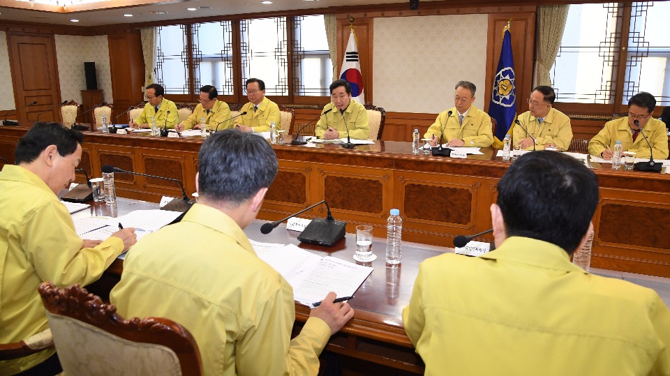 이낙연 국무총리가 11월 16일 세종로 정부서울청사에서 포항 지진 관련 관계장관회의를 주재하며 모두발언을 하고 있다.