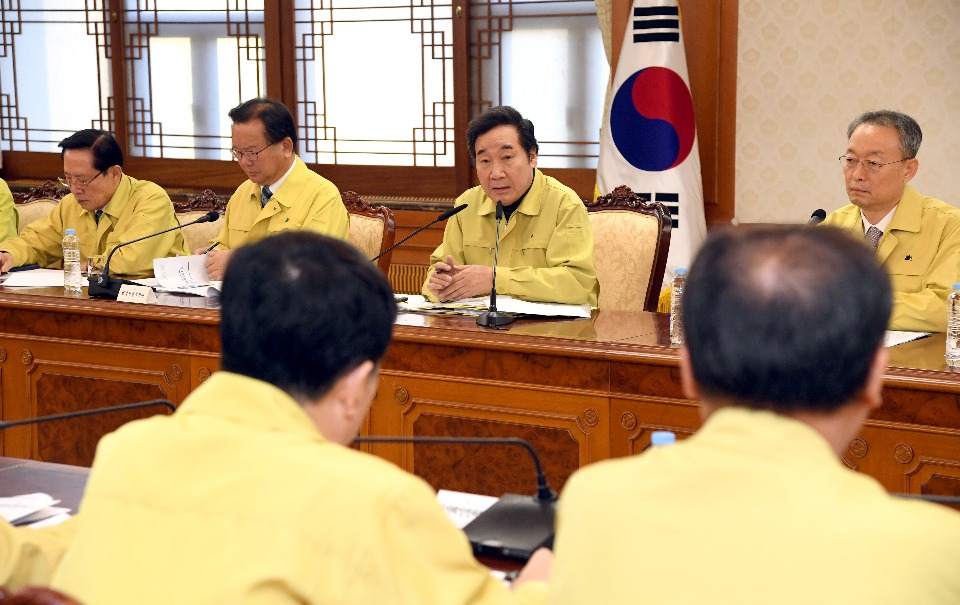 이낙연 국무총리가 11월 16일 세종로 정부서울청사에서 포항 지진 관련 관계장관회의를 주재하며 모두발언을 하고 있다.