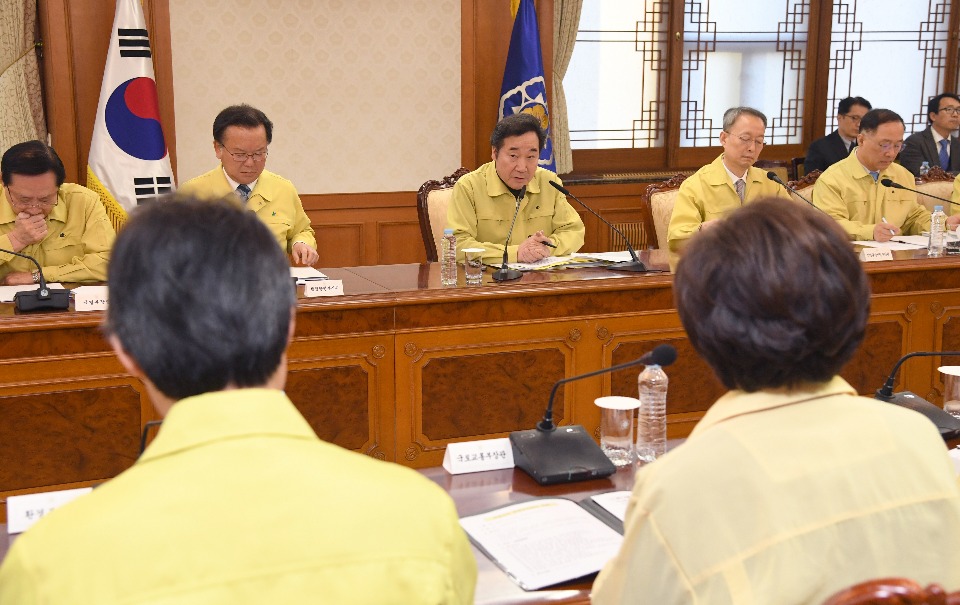 이낙연 국무총리가 11월 16일 세종로 정부서울청사에서 포항 지진 관련 관계장관회의를 주재하며 모두발언을 하고 있다.